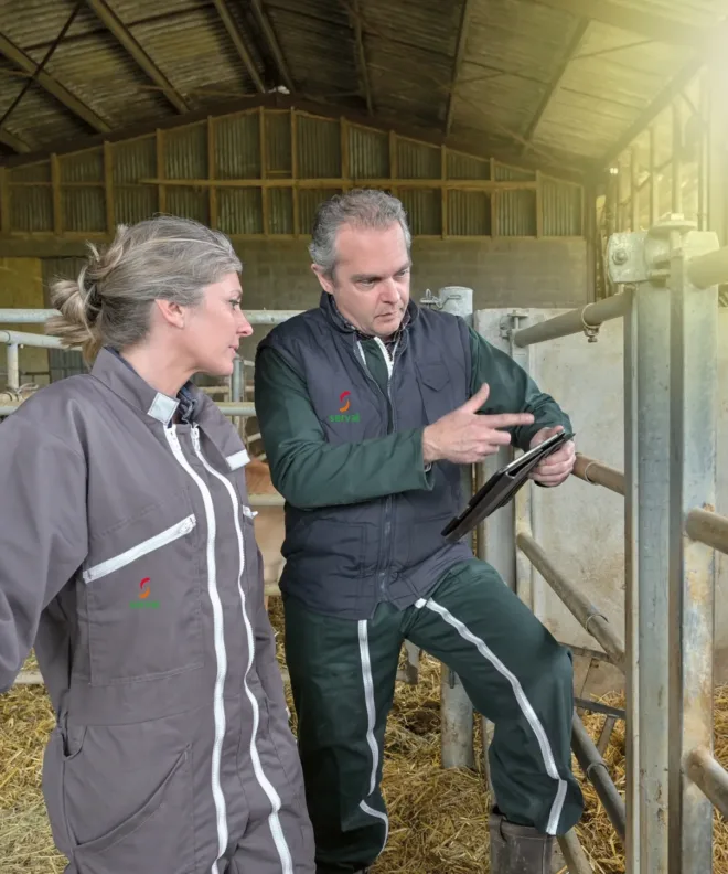 Serval specialists reviewing farm practices